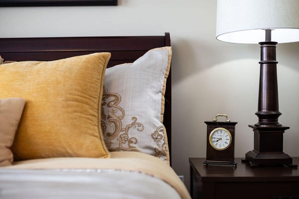 AL_Cedar_Suite_1B_436_Sq._Ft._Bed_Pillows