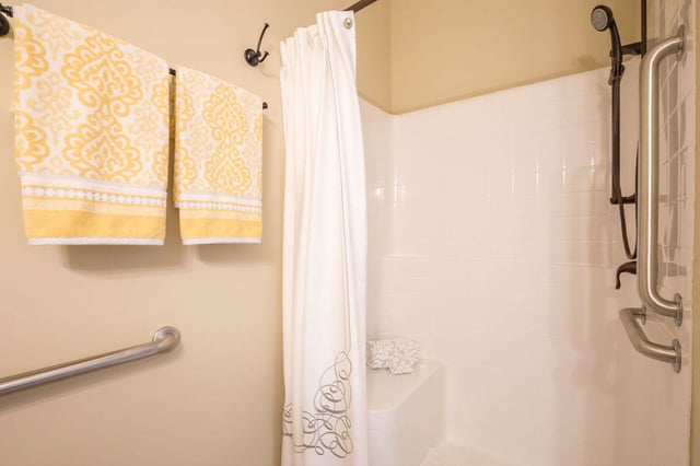 AL_Cedar_Suite_1B_436_Sq._Ft._Shower-1